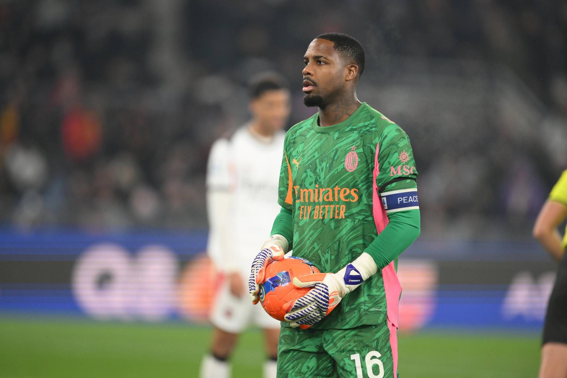 “Deve tagliarsi il braccio?”, furia Maignan per rigore fischiato in Roma-Milan