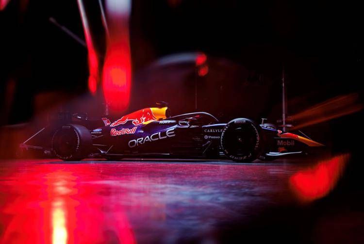 Oracle Red Bull Racing svela la RB22 prima del debutto in pista a Barcellona