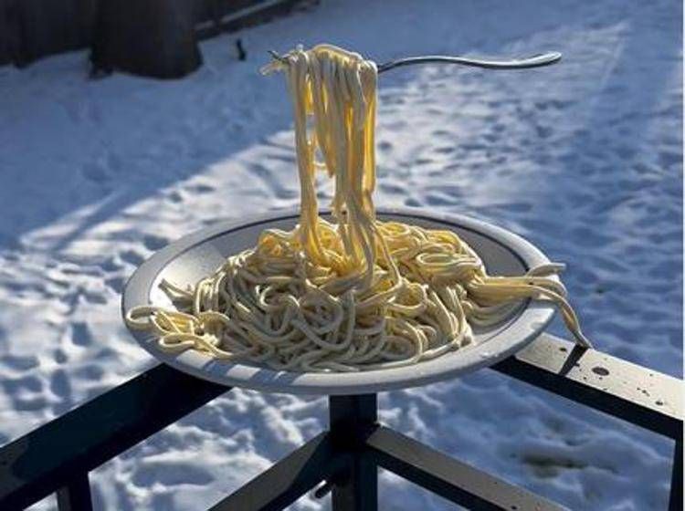 Freddo artico negli Usa, gli spaghetti si congelano e restano sospesi: il video è virale