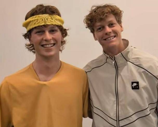 Ci sono 2 Sinner agli Australian Open, Jannik scopre il (quasi) sosia. Il video Ci sono 2 Sinner agli Australian Open, Jannik scopre il (quasi) sosia. Il video