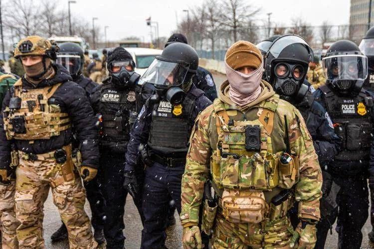 Agenti dell'Ice e delle forze dell'ordine