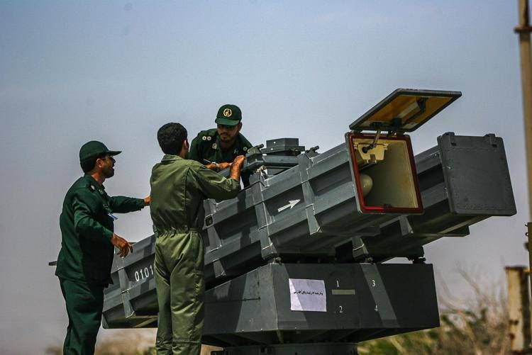 Missili, droni e sottomarini: l'Iran alza lo scudo contro Trump