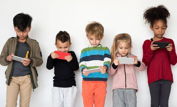 Bambini con smartphone - ()