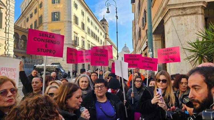 La manifestazione di fronte al Senato