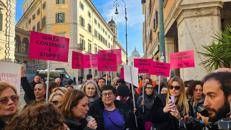 La manifestazione di fronte al Senato