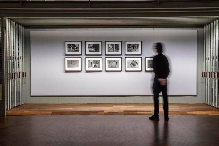 Gianni Berengo Gardin fotografa lo studio di Giorgio Morandi