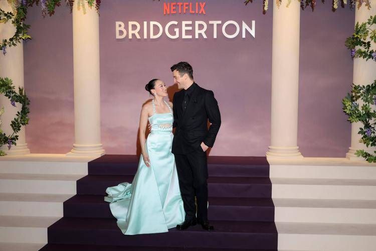 Yerin Ha e Luke Thompson alla premiere della quarta stagione di 'Bridgerton' - Ipa