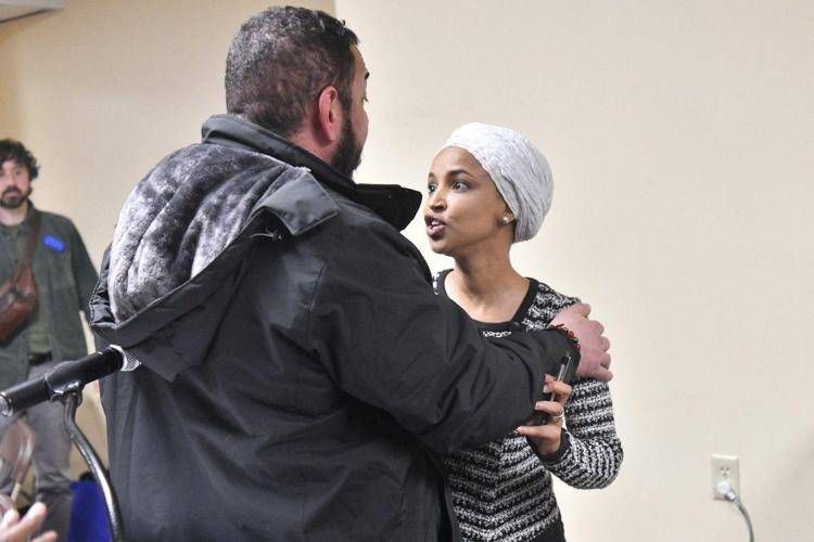 La deputata statunitense Ilhan Omar reagisce dopo essere stata  - (Afp)