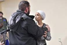 La deputata statunitense Ilhan Omar reagisce dopo essere stata  - (Afp)