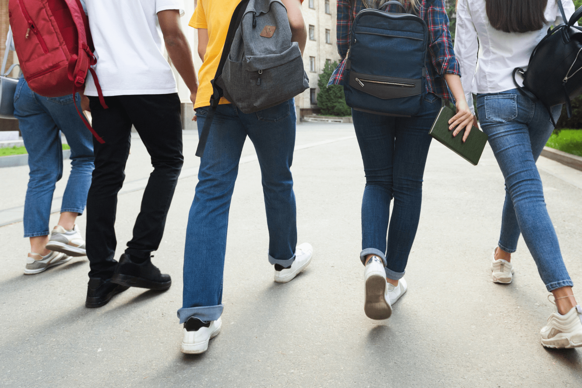 Metal detector a scuola su richiesta, la circolare anti coltelli di Valditara e Piantedosi