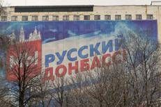 Cartellone in lingua russa nel Donbass - Afp