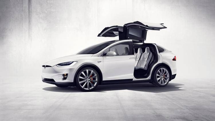 Tesla chiude con Model S e X per far spazio ai robot