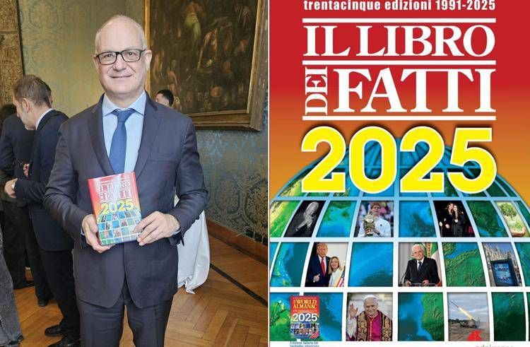 Il sindaco di Roma, Roberto Gualtieri, con il  Libro dei Fatti