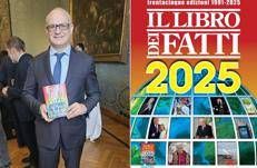 Il sindaco di Roma, Roberto Gualtieri, con il  Libro dei Fatti