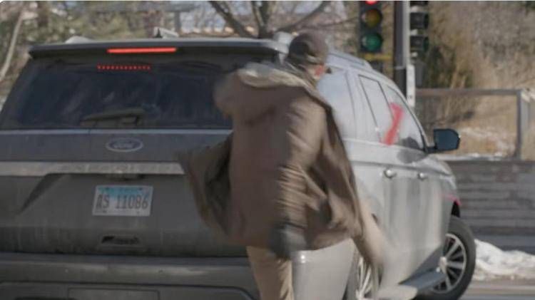 Alex Pretti in un fermo immagine del video