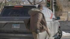 Alex Pretti in un fermo immagine del video