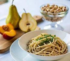 Pasta, frutta e pistacchi