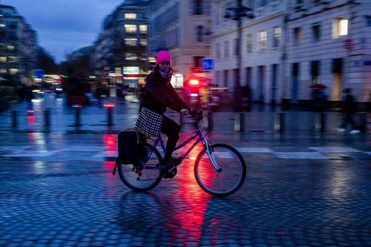 Donna in bici - (Afp)