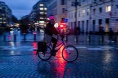 Donna in bici - (Afp)