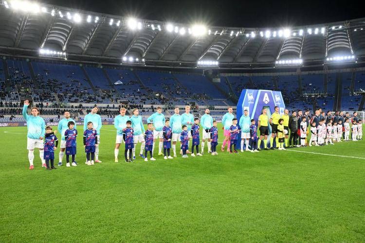 Le due squadre e l'Olimpico deserto - (Fotogramma)