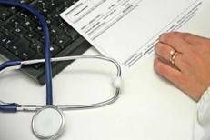 Un medico scrive una ricetta - (Ipa)