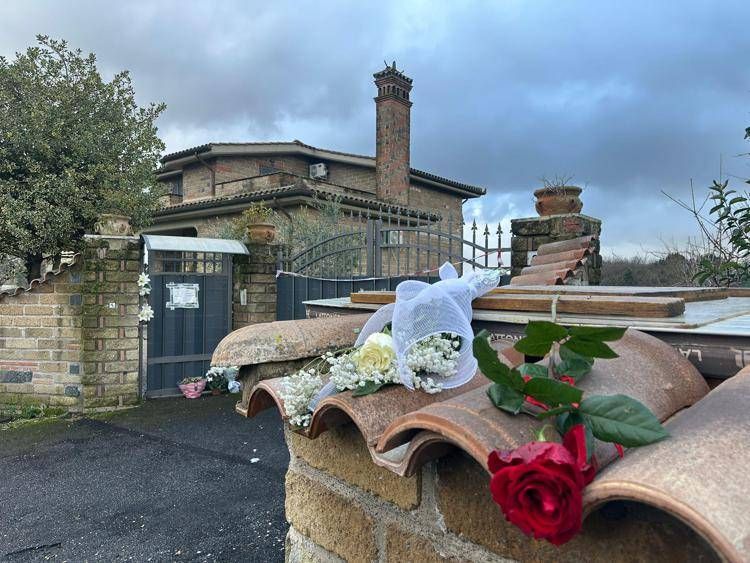 Fiori davanti alla casa di Pasquale Carlomagno e Maria Messenio - Adnkronos