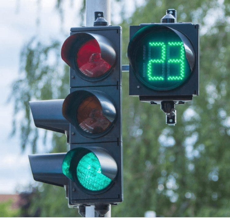 Semafori intelligenti con rilevamento della velocità: al via la sperimentazione