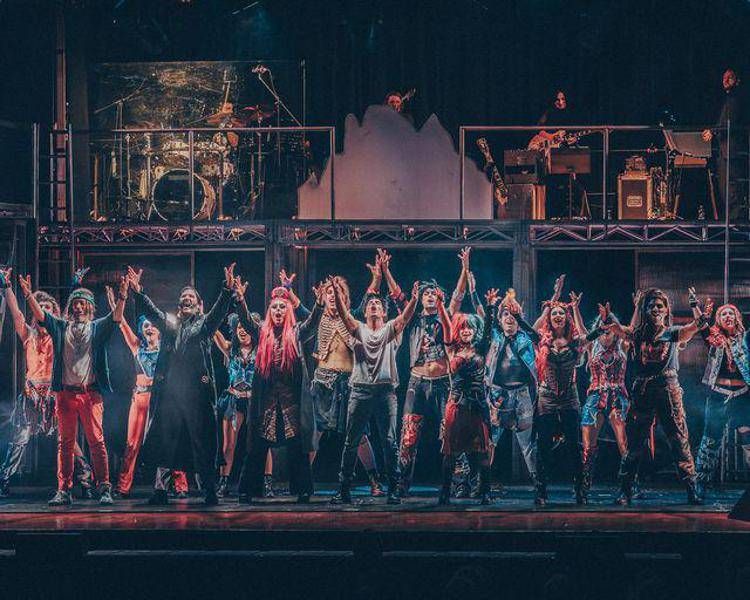 Una scena dello spettacolo 'We Will Rock You' (foto Samuele Faulisi)