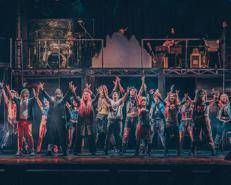 Una scena dello spettacolo 'We Will Rock You' (foto Samuele Faulisi)