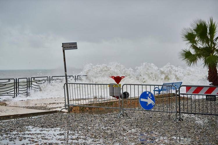 Calabria, mareggiata a Catanzaro - Fotogramma /Ipa