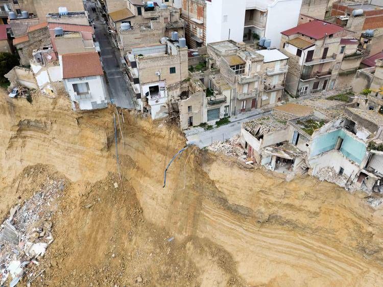 Frana Niscemi, palazzina di tre piani crolla nel precipizio: era nella zona rossa