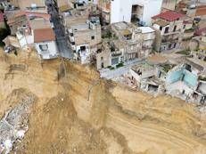 Frana Niscemi, palazzina di tre piani crolla nel precipizio: era nella zona rossa
