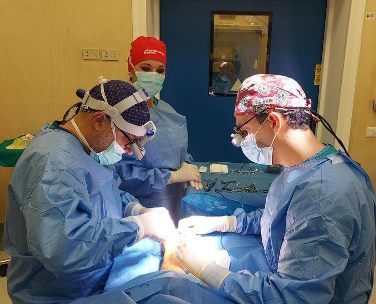 nicolafeliciinsalaoperatoria image Nicola Felici (a sinistra) in sala operatoria - Nicola Felici