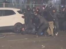 Askatasuna, poliziotto aggredito e preso a martellate a Torino - Il video choc