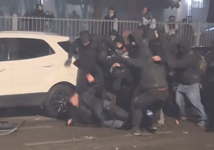 torino_agente_botte_fi image Scontri corteo Askatasuna, in un video agente accerchiato e preso a calci e pugni