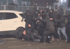 Agente preso a calci e colpito a martellate, il video: aggressione choc a Torino