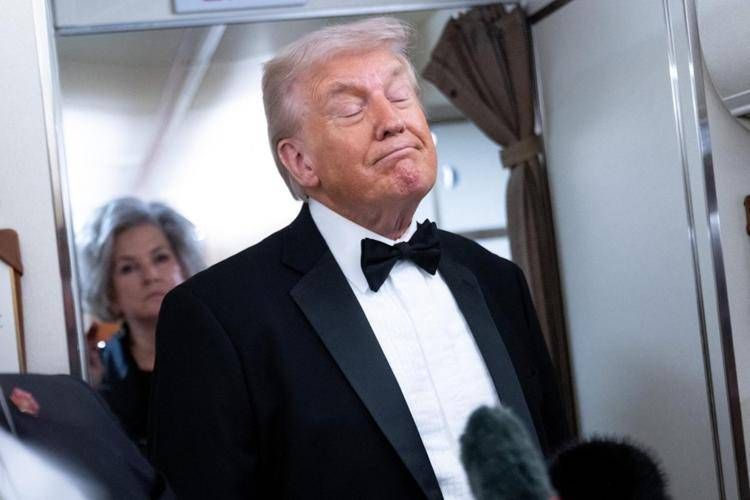 Trump sull'Air Force One - Afp