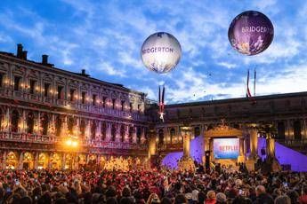 Un ballo sotto le stelle, 'Bridgerton' incanta Venezia e inaugura il Carnevale