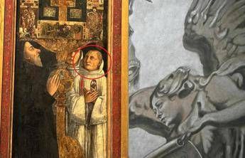 A sinistra il dipinto veneziano alla National Gallery di Londra, a destra (foto Afp) l'affresco alla Basilica di San Lorenzo in Lucina a Roma