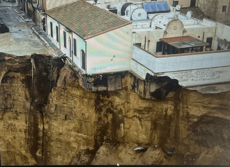 Niscemi, gli scrittori si mobilitano per salvare la biblioteca