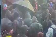 Askatasuna, al corteo di Torino incappucciati coperti anche da ombrelli - Video