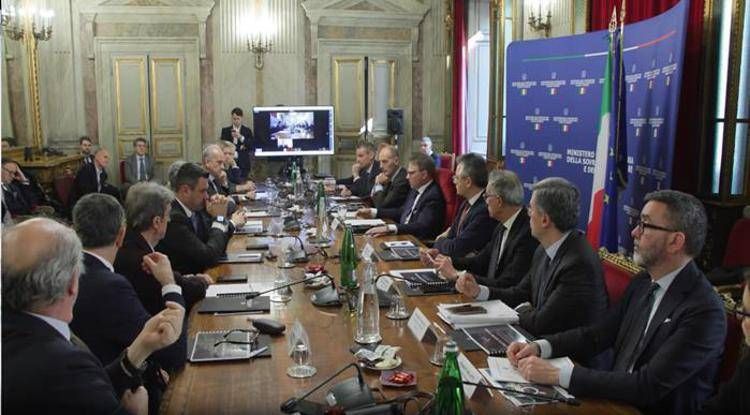 Il ministro dell'Agricoltura Francesco Lollobrigida durante il tavolo  vitivinicolo