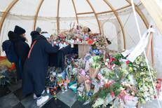 Crans-Montana, omaggi e fiori fuori da 'Le Constellation' in ricordo delle vittime della strage di Capodanno - Ipa