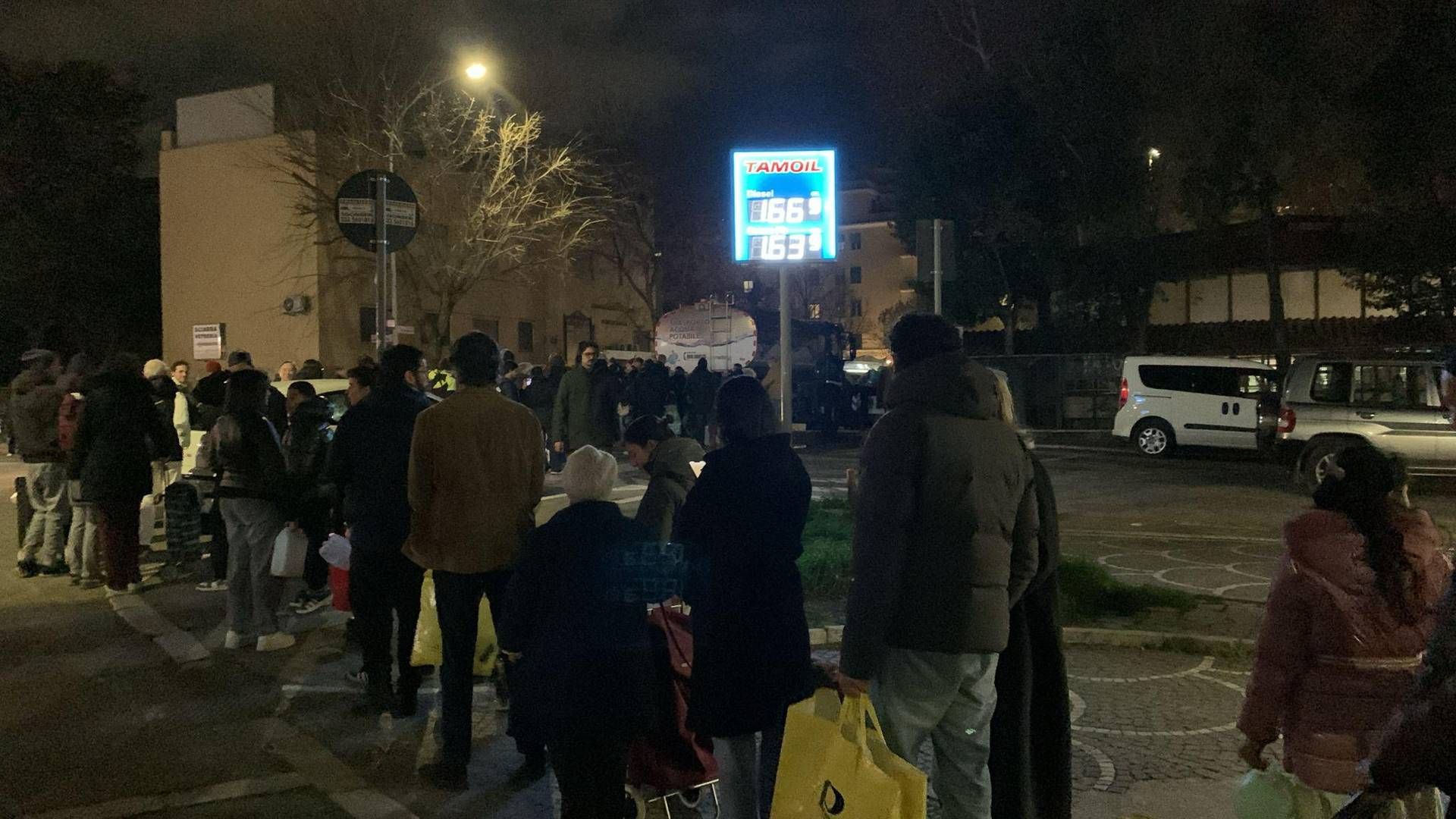 Roma, quartieri est senza acqua: lunghe file alle autobotti