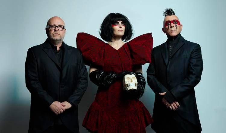 I Puscifer (da sinistra Mat Mitchell, Carina Round e Maynard James Keenan)