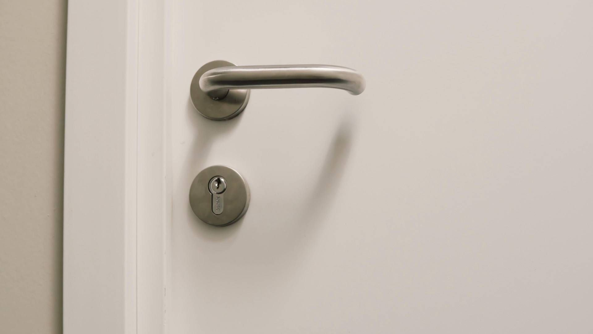 Carta stagnola sulle maniglie delle porte, un gesto gentile verso la propria casa