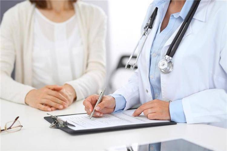 medico_paziente_adobe_free image Un medico al lavoro