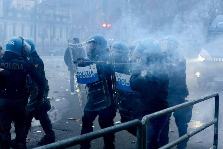 Torino, polizia e fumogeni al corteo per Askatasuna - Fotogramma