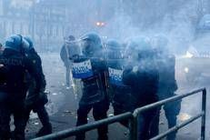 Torino, polizia e fumogeni al corteo per Askatasuna - Fotogramma