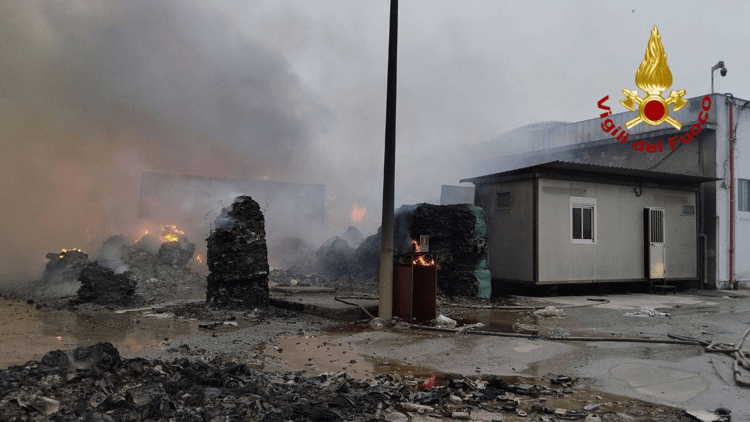 Palermo, a fuoco impianto trattamento rifiuti plastica